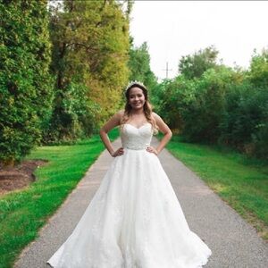 Elegant White Strapless Wedding Dress